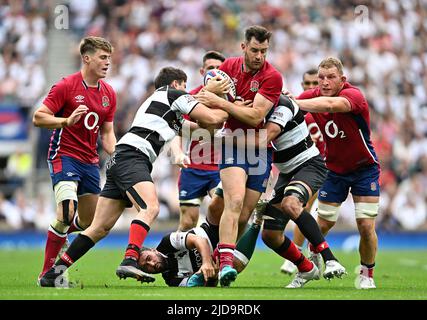 Twickenham, Royaume-Uni. 19th juin 2022. Angleterre V Barbarians. Stade de Twickenham. Twickenham. Mark Atkinson (Angleterre) est attaqué pendant le match de rugby Angleterre V Barbarians. Credit: Sport en images/Alamy Live News Banque D'Images