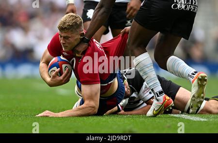 Twickenham, Royaume-Uni. 19th juin 2022. Angleterre V Barbarians. Stade de Twickenham. Twickenham. Jack Willis (Angleterre) est attaqué pendant le match de rugby Angleterre V Barbarians. Credit: Sport en images/Alamy Live News Banque D'Images