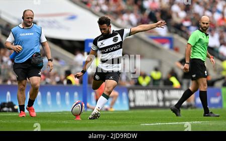 Twickenham, Royaume-Uni. 19th juin 2022. Angleterre V Barbarians. Stade de Twickenham. Twickenham. Antoine Hastoy (Barbarians) donne des coups de pied lors du match de rugby Angleterre V Barbarians. Credit: Sport en images/Alamy Live News Banque D'Images