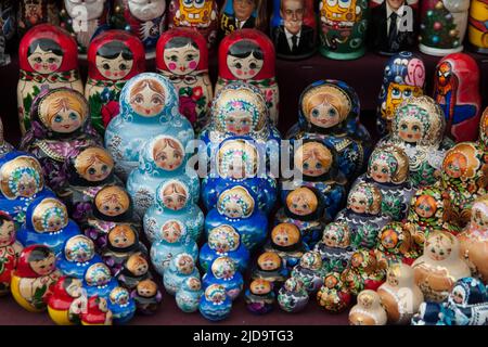 Poupées de nidification dans un marché de rue comme souvenir de la Russie. Arrière-plan. Pour les non-Russes, est une représentation de la vie paysanne russe traditionnelle, Banque D'Images