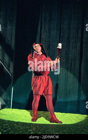 Scène d'ouverture : David Troughton (Richard III) dans RICHARD III par Shakespeare à la Royal Shakespeare Company (RSC), Barbican Theatre, Londres EC2 27/06/1996 Design: Tobias Hoheisel éclairage: Hugh Vanstone réalisateur: Steven Pimlott Banque D'Images