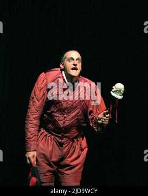 Scène d'ouverture : David Troughton (Richard III) dans RICHARD III par Shakespeare à la Royal Shakespeare Company (RSC), Barbican Theatre, Londres EC2 27/06/1996 Design: Tobias Hoheisel éclairage: Hugh Vanstone réalisateur: Steven Pimlott Banque D'Images