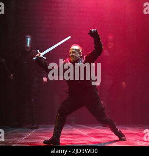 Bosworth: Ian Bartholomew (Richard III) dans RICHARD III par Shakespeare au Nottingham Playhouse, Nottingham, Angleterre 29/10/2013 conception: Simon Higlett éclairage: Mark Jonathan réalisateur: Eday Loveday Ingram Banque D'Images