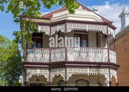 Travail en fer forgé sur le balcon de la maison à Flemington, Melbourne, Victoria, Australie. Banque D'Images