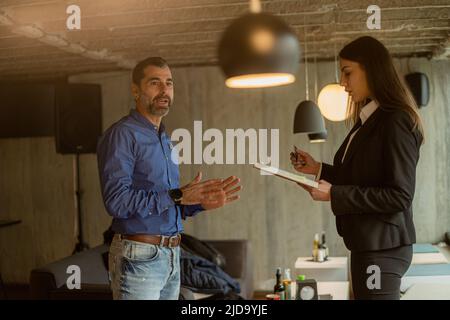 Deux personnes d'affaires incroyables et belles ont une conversation sur l'importante réunion dans le café Banque D'Images