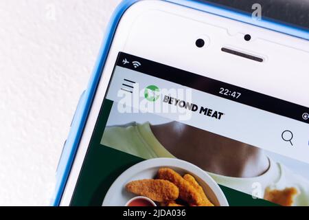 Kumamoto, JAPON - Fév 14 2022 : logo de gros plan de Beyond Meat (LA société publique de la produit des produits de viande à base végétale) sur un iPhone. Banque D'Images