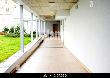 couloir extérieur vide avec jardin dans le bâtiment moderne de bureau Banque D'Images