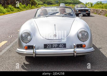 Un couple plus âgé conduit une voiture de sport Porsche Banque D'Images