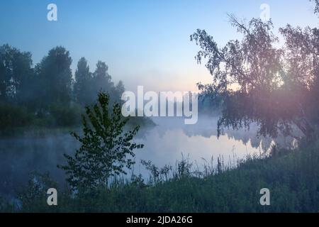 Tôt le matin de l'été - brouillard sur la rivière avant l'aube, un paysage mystérieux. Banque D'Images