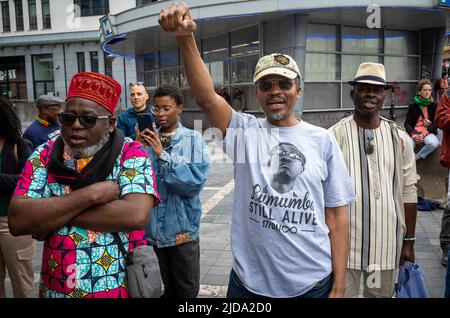 La diaspora congolaise rend hommage à Patrice Emery Lumumba, pendant la période la plus prospère à Bruxelles, Belgique le 19/06/2022 Lumumba était un homme politique congolais et un dirigeant indépendantiste qui a été le premier Premier ministre de la République démocratique du Congo. Après son assassinat, Lumumba est considéré comme un martyr du mouvement panafricain. Pendant les manifestations, les militants ont exigé la punition des responsables de l'assassinat, qui sont encore en liberté malgré le passage des années. Par Wiktor Dabkowski Banque D'Images