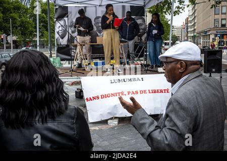 Inscription sur scène ' sans dignité il n'y a pas de liberté ' vu que la diaspora congolaise rend hommage à Patrice Emery Lumumba, pendant la période la plus prospère à Bruxelles, Belgique le 19/06/2022 Lumumba était un homme politique congolais et un leader de l'indépendance qui a servi comme premier ministre de la République démocratique du Congo. Après son assassinat, Lumumba est considéré comme un martyr du mouvement panafricain. Pendant les manifestations, les militants ont exigé la punition des responsables de l'assassinat, qui sont encore en liberté malgré le passage des années. Par Wiktor Dabkowski Banque D'Images