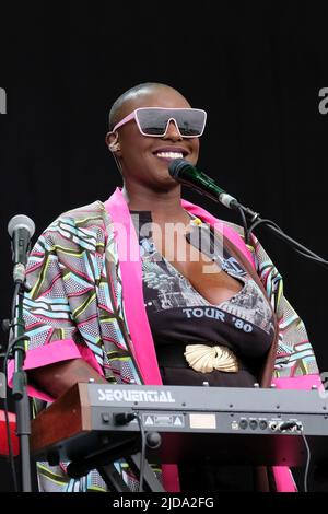 Newport, Royaume-Uni. 19th juin 2022. Laura Mvula, chanteuse britannique de gospel et de néo-soul d'origine classique, Laura nee Douglas, joue en direct sur scène au festival de l'île de Wight. Crédit : SOPA Images Limited/Alamy Live News Banque D'Images