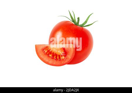 Légumes entiers rouges de tomates et tranches isolées sur fond blanc. Solanum lycopersicum fruits mûrs. Banque D'Images