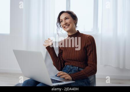 Enthousiaste joyeux heureux enthousiaste choqué mauriquement génial jeune femme parle avec un ami dans la vidéo conférence téléphonique raconte les dernières nouvelles cool mises en attente Banque D'Images