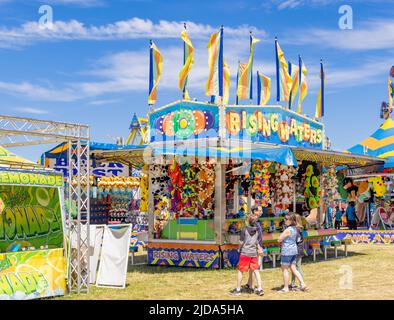 Famille s'amuser à un carnaval Banque D'Images