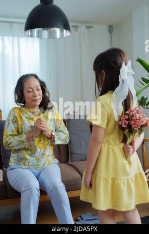 Portrait asiatique, grand-mère et petite-fille qui font des activités de loisirs et se embrassant pour montrer leur amour et de soin les uns pour les autres Banque D'Images