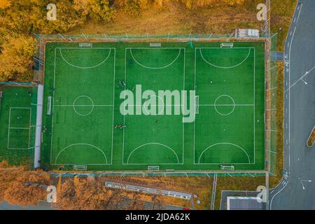 Vue aérienne du mini-terrain de football amateur avec les sportifs d'entraînement et d'entraînement Banque D'Images