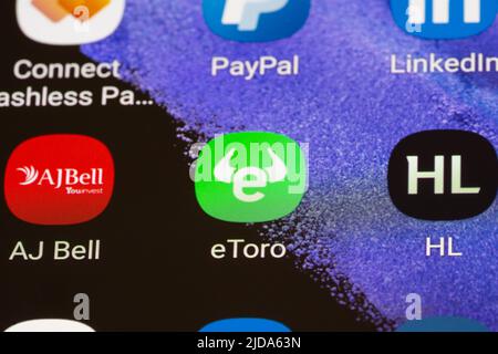 Gros plan sur les applications de partage et de vente d'actions en ligne uniquement e Toro, AJ Bell et Hargreaves Landsdown sur un écran de téléphone mobile Banque D'Images