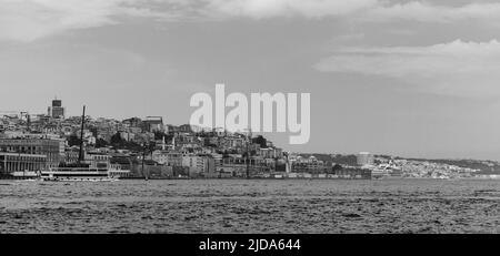 Bosporus détroit sur une journée. Photo panoramique en noir et blanc Banque D'Images