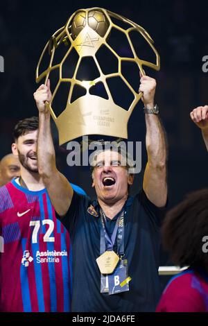 Cologne, Allemagne. 19th juin 2022. Handball: Ligue des Champions, FC Barcelone - KS vive Kielce, finale, finale quatre, finale, Lanxess Arena. L’entraîneur de Barcelone Antonio Carlos Ortega applaudit avec le trophée. Credit: Marius Becker/dpa/Alay Live News Banque D'Images