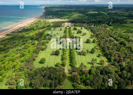 Vue aérienne du cimetière américain de Normandie et d'Omaha Beach, Colleville-sur-Mer, Calvados, Normandie, France. Banque D'Images