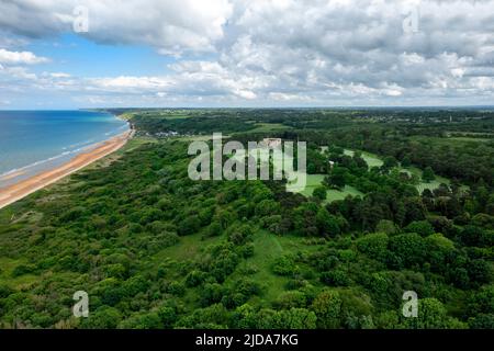 Vue aérienne du cimetière américain de Normandie et d'Omaha Beach, Colleville-sur-Mer, Calvados, Normandie, France. Banque D'Images