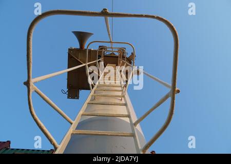 Vue sur l'échelle avec les rails de protection en haut du mât avant du navire. Banque D'Images