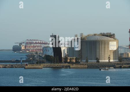 Vue sur le terminal de regazéification du gaz naturel liquéfié Enagas à Barcelone forme terminal de conteneurs. Banque D'Images