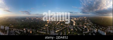 Soleil matin paysage urbain très large panorama dans le quartier résidentiel de la ville. Vue aérienne colorée sur les bâtiments et les rues, Pavlovo Pole, Kharkiv Ukra Banque D'Images