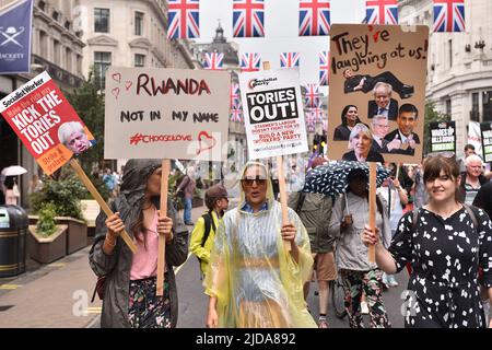 Des milliers de manifestants ont défilé dans le centre de Londres à TUC (Trades Union Congress) organisé un rassemblement, pour demander une action sur les coûts de la vie et les salaires plus élevés. Banque D'Images