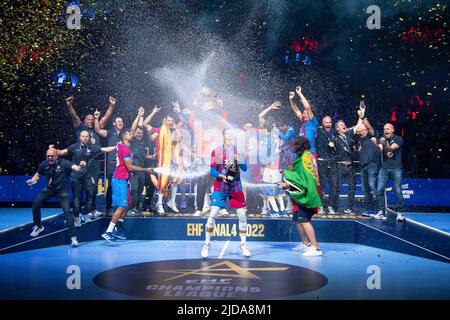 Cologne, Allemagne. 19th juin 2022. Célébration des gagnants lors du match de handball de la Ligue des champions de l'EHF entre Barca et Lomza vive Kielce sur 19 juin 2022 à Cologne, en Allemagne. (Photo par Andrachiewicz/PressFocus/SIPA USA) France OUT, Pologne OUTFrance OUT, Pologne OUT crédit: SIPA USA/Alay Live News Banque D'Images