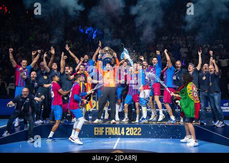 Cologne, Allemagne. 19th juin 2022. Célébration des gagnants lors du match de handball de la Ligue des champions de l'EHF entre Barca et Lomza vive Kielce sur 19 juin 2022 à Cologne, en Allemagne. (Photo par Andrachiewicz/PressFocus/SIPA USA) France OUT, Pologne OUTFrance OUT, Pologne OUT crédit: SIPA USA/Alay Live News Banque D'Images