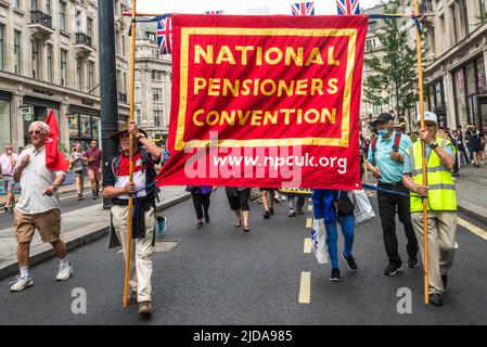 Nous exigeons une marche plus favorable dans le centre de Londres, des milliers de manifestants défilent pour réclamer une action du gouvernement sur la hausse des coûts de la vie, Londres, en Banque D'Images