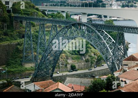 Vue sur le pont ferroviaire Maria Pia, communément appelé Ponte de Dona Maria Pia, sur les municipalités portugaises du nord de Porto et Vila Nova de Banque D'Images