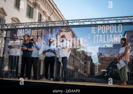 Rome, Italie. 18th juin 2022. ROME, ITALIE, JUIN 18 à Rome et en même temps dans 21 autres villes italiennes, plusieurs organisations politiques sont descendues dans la rue pour manifester contre les politiques du gouvernement Mario Draghi, l'intervention de l'Italie dans la guerre en Ukraine et le coût élevé de la vie. Parmi les promoteurs de l'initiative, on retrouve le Parti communiste de Marco Rizzo, Ancora Italia, Alternativa, Riconquistare l'Italia et l'action civique de Pietro Ingroia sur 18 juin 2022 à Rome (photo d'Andrea Ronchini/Pacific Press) crédit: Pacific Press Media production Corp./Alay Live News Banque D'Images