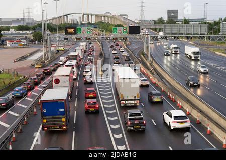 Kent, Royaume-Uni. 19th juin 2022. Bourrage de circulation en soirée à Dartford Crossing en direction du nord approche du côté Kent. Credit: Xiu Bao/Alamy Live News Banque D'Images