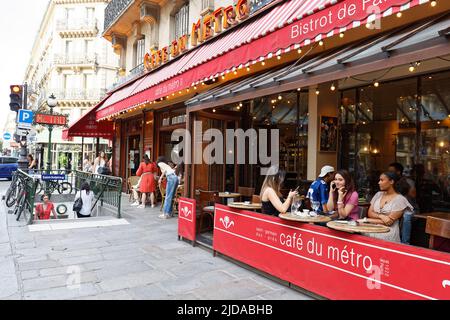 Vue sur le café du Metro typiquement parisien. Il est situé près du célèbre boulevard Saint Germain à Paris, en France. Banque D'Images