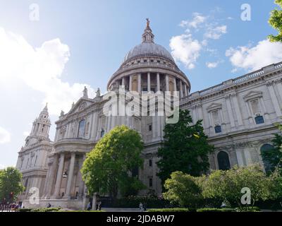 Londres, Grand Londres, Angleterre, 08 juin 2022 : cathédrale St Paul vue depuis les jardins du festival. Banque D'Images