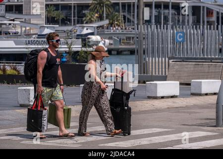 Barcelone, Espagne. 19th juin 2022. Les touristes sont vus porter des valises autour du terminal de croisière. Sans Covid, Barcelone est une fois de plus un port et une destination pour les grands bateaux de croisière avec des milliers de passagers de croisière qui saturent les services et la ville. Le gouvernement catalan et le Conseil municipal de Barcelone ont pris des mesures dans des accords visant à limiter le nombre de croisières par jour. (Image de crédit : © Paco Freire/SOPA Images via ZUMA Press Wire) Banque D'Images