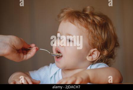 Concept de famille, de nourriture, d'enfant, de manger et de parentalité. Nourrir les enfants. Pas faim. Enfant refusant de manger. Une alimentation saine pour les enfants. L'enfant n'a pas d'appétit. Banque D'Images