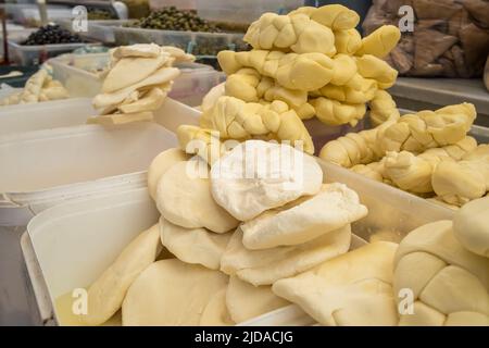 Gros plan sur le fromage blanc de vache à tresse molle en Turquie Banque D'Images