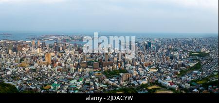 Vue panoramique aérienne du centre-ville de Sannomiya et de la ville tentaculaire de Kobe au crépuscule Banque D'Images