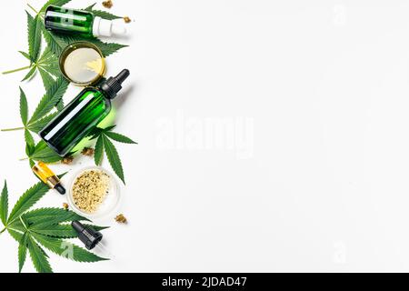 Huile de cannabis, feuilles de chanvre, fleurs sèches et graines pelées en laboratoire. Vue de dessus. Boîtes de Pétri et verrerie sur table de laboratoire. Concept de dermatologie, traitement alternatif. Super nourriture ou cosmétiques naturels Banque D'Images