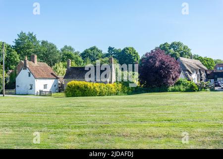 Maisons sur le terrain de loisirs de Stadhampton, Milton Road, Stadhampton, Oxfordshire, Angleterre, Royaume-Uni Banque D'Images