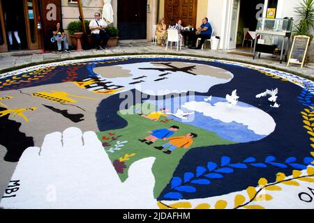 Dessin coloré consacré à la main de paix du monde fait par les 'maîtres Infioritori' avec des pétales de fleurs et du sable coloré, à l'occasion de la fête fascinante de Corpus Domini qui a eu lieu dans le village millénaire de Sant'Agata de Goti. Sant'Agata de Goti, Italie, 19 juillet 2022. (Photo par Vincenzo Izzo/Sipa USA) crédit: SIPA USA/Alay Live News Banque D'Images