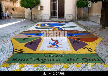 Dessin coloré consacré à la main de paix du monde fait par les 'maîtres Infioritori' avec des pétales de fleurs et du sable coloré, à l'occasion de la fête fascinante de Corpus Domini qui a eu lieu dans le village millénaire de Sant'Agata de Goti. Sant'Agata de Goti, Italie, 19 juillet 2022. (Photo par Vincenzo Izzo/Sipa USA) crédit: SIPA USA/Alay Live News Banque D'Images