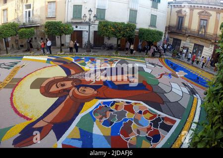 Dessin coloré consacré à la main de paix du monde fait par les 'maîtres Infioritori' avec des pétales de fleurs et du sable coloré, à l'occasion de la fête fascinante de Corpus Domini qui a eu lieu dans le village millénaire de Sant'Agata de Goti. Sant'Agata de Goti, Italie, 19 juillet 2022. (Photo par Vincenzo Izzo/Sipa USA) crédit: SIPA USA/Alay Live News Banque D'Images