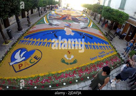 Dessin coloré consacré à la main de paix du monde fait par les 'maîtres Infioritori' avec des pétales de fleurs et du sable coloré, à l'occasion de la fête fascinante de Corpus Domini qui a eu lieu dans le village millénaire de Sant'Agata de Goti. Sant'Agata de Goti, Italie, 19 juillet 2022. (Photo par Vincenzo Izzo/Sipa USA) crédit: SIPA USA/Alay Live News Banque D'Images
