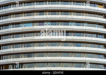 Fenêtres du Mercure Hotel Atlantic Tower, Liverpool, Angleterre, Royaume-Uni. Répétitions, répétitions Banque D'Images