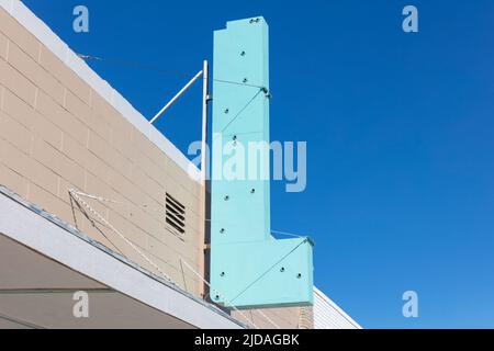 Un panneau de vitrine sur un bâtiment vide abandonné Banque D'Images